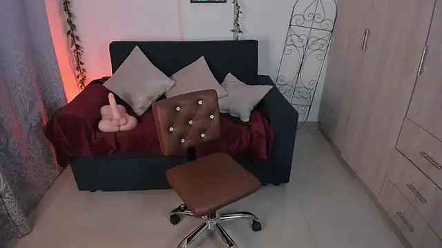 Snapshot of mishelkrave_ chatting on 10/10/25, 12:20 mishelkrave online show from 10/10/25, 12:20