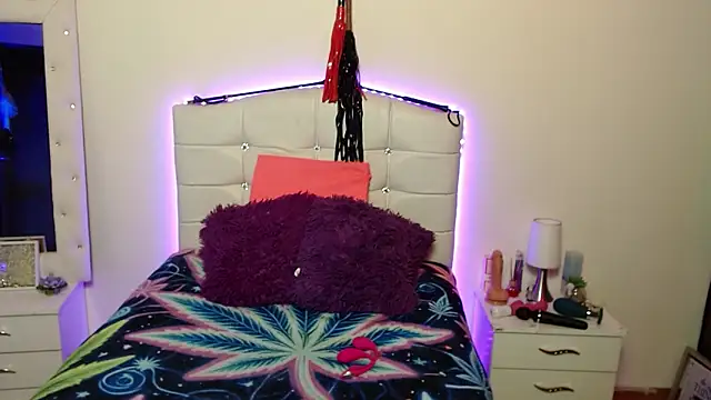 Snapshot of elapetitie chatting on 09/26/25, 04:27 elapetitie online show from 09/26/25, 04:27