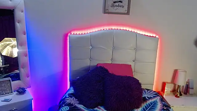 Snapshot of elapetitie chatting on 10/17/25, 03:10 elapetitie online show from 10/17/25, 03:10