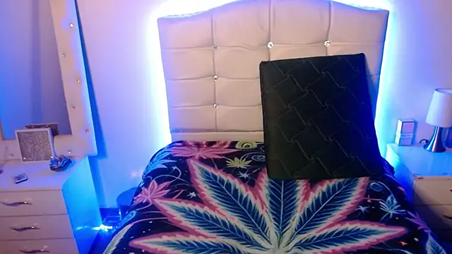 Snapshot of elapetitie chatting on 11/15/25, 08:00 elapetitie online show from 11/15/25, 08:00