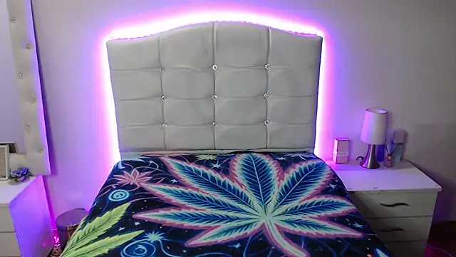 Snapshot of elapetitie chatting on 11/22/25, 05:50 elapetitie online show from 11/22/25, 05:50