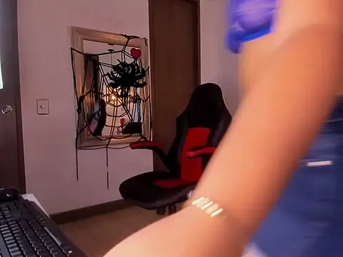 Snapshot of karol_dl chatting on 10/28/25, 10:12 karol dl online show from 10/28/25, 10:12