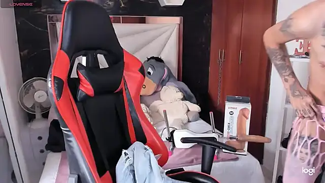 Snapshot of sara_slut21 chatting on 12/04/24, 02:15 sara slut21 online show from 12/04/24, 02:15