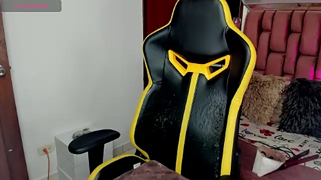 Snapshot of sara_slut21 chatting on 03/04/25, 08:49 sara slut21 online show from 03/04/25, 08:49