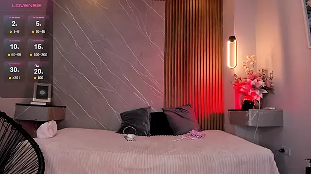 Snapshot of emma__rose1 chatting on 10/24/25, 02:19 emma rose1 online show from 10/24/25, 02:19