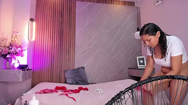 Snapshot of emma__rose1 chatting on 11/03/25, 02:24 emma rose1 online show from 11/03/25, 02:24