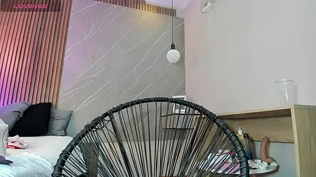 Snapshot of emma__rose1 chatting on 11/06/25, 02:12 emma rose1 online show from 11/06/25, 02:12