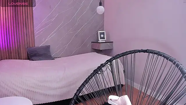 Snapshot of emma__rose1 chatting on 11/16/25, 02:28 emma rose1 online show from 11/16/25, 02:28