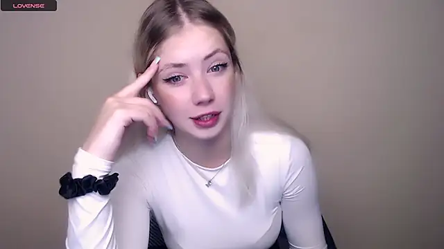 Snapshot of AliceHotty_ chatting on 09/12/25, 06:24 AliceHotty online show from 09/12/25, 06:24