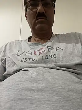 Snapshot of moonflower25 chatting on 10/23/25, 04:34 moonflower25 online show from 10/23/25, 04:34