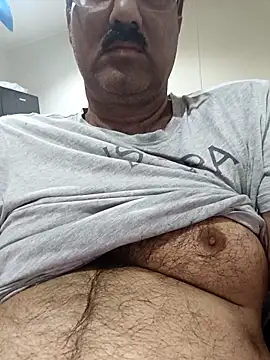 Snapshot of moonflower25 chatting on 10/29/25, 05:31 moonflower25 online show from 10/29/25, 05:31