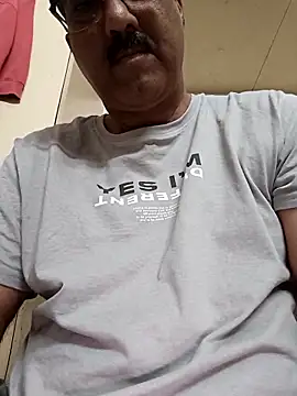 Snapshot of moonflower25 chatting on 11/25/25, 10:26 moonflower25 online show from 11/25/25, 10:26