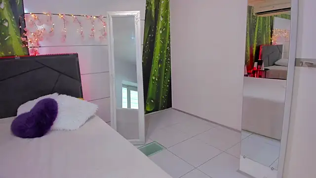 Snapshot of HollyTailors chatting on 09/09/25, 05:29 HollyTailors online show from 09/09/25, 05:29