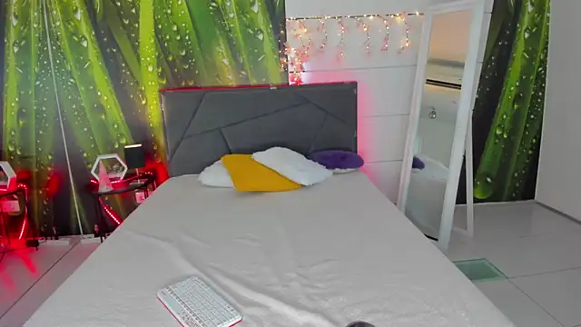 Snapshot of HollyTailors chatting on 09/11/25, 05:29 HollyTailors online show from 09/11/25, 05:29