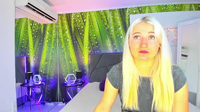 Snapshot of HollyTailors chatting on 09/13/25, 05:18 HollyTailors online show from 09/13/25, 05:18