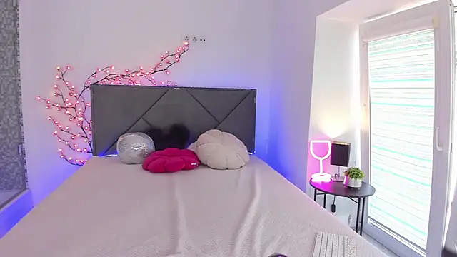 Snapshot of HollyTailors chatting on 09/15/25, 12:16 HollyTailors online show from 09/15/25, 12:16