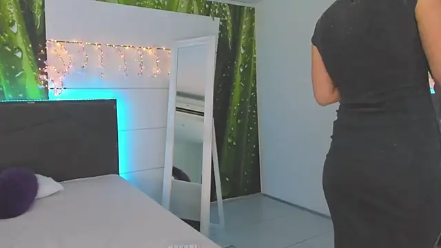 Snapshot of HollyTailors chatting on 09/17/25, 05:31 HollyTailors online show from 09/17/25, 05:31