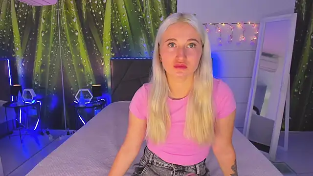 Snapshot of HollyTailors chatting on 09/23/25, 05:21 HollyTailors online show from 09/23/25, 05:21