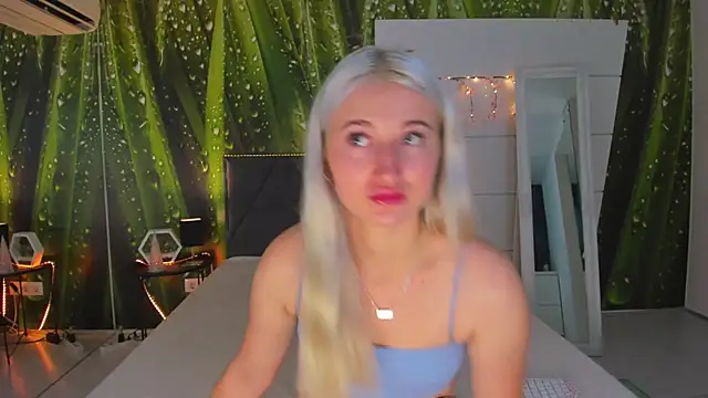 Snapshot of HollyTailors chatting on 09/24/25, 05:33 HollyTailors online show from 09/24/25, 05:33