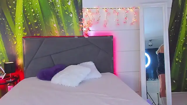 Snapshot of HollyTailors chatting on 09/25/25, 05:11 HollyTailors online show from 09/25/25, 05:11