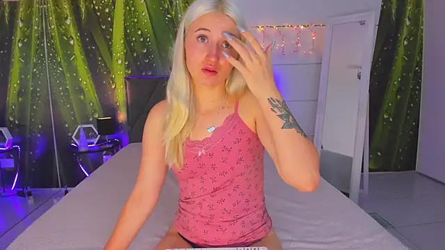 Snapshot of HollyTailors chatting on 09/26/25, 05:22 HollyTailors online show from 09/26/25, 05:22