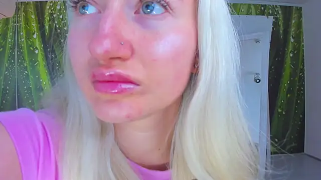 Snapshot of HollyTailors chatting on 09/29/25, 05:23 HollyTailors online show from 09/29/25, 05:23