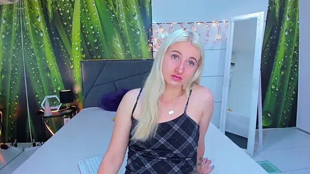 Snapshot of HollyTailors chatting on 09/30/25, 05:34 HollyTailors online show from 09/30/25, 05:34