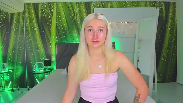 Snapshot of HollyTailors chatting on 10/01/25, 05:35 HollyTailors online show from 10/01/25, 05:35