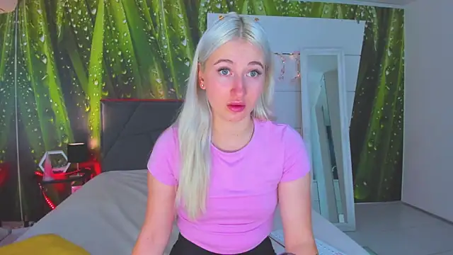 Snapshot of HollyTailors chatting on 10/06/25, 05:27 HollyTailors online show from 10/06/25, 05:27