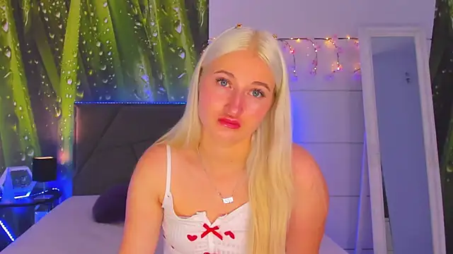 Snapshot of HollyTailors chatting on 10/11/25, 05:28 HollyTailors online show from 10/11/25, 05:28