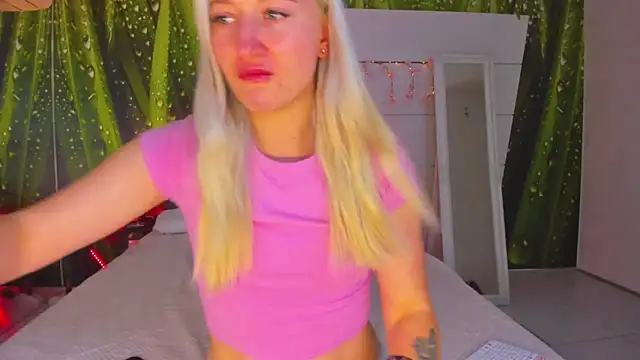 Snapshot of HollyTailors chatting on 10/13/25, 05:40 HollyTailors online show from 10/13/25, 05:40