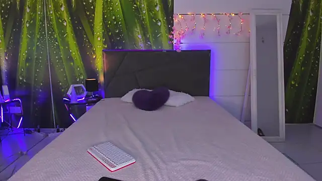 Snapshot of HollyTailors chatting on 10/16/25, 05:30 HollyTailors online show from 10/16/25, 05:30