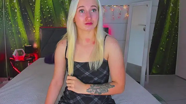 Snapshot of HollyTailors chatting on 10/17/25, 12:08 HollyTailors online show from 10/17/25, 12:08