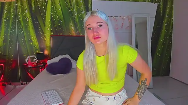 Snapshot of HollyTailors chatting on 10/21/25, 05:30 HollyTailors online show from 10/21/25, 05:30