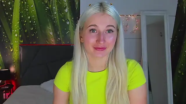 Snapshot of HollyTailors chatting on 10/22/25, 12:05 HollyTailors online show from 10/22/25, 12:05