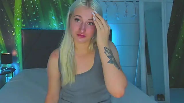 Snapshot of HollyTailors chatting on 10/25/25, 05:26 HollyTailors online show from 10/25/25, 05:26