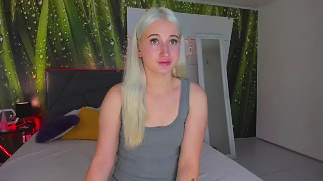 Snapshot of HollyTailors chatting on 10/29/25, 01:02 HollyTailors online show from 10/29/25, 01:02