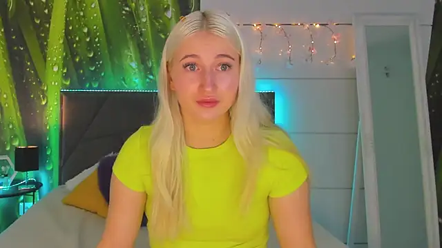 Snapshot of HollyTailors chatting on 11/06/25, 06:14 HollyTailors online show from 11/06/25, 06:14