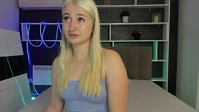 Snapshot of HollyTailors chatting on 11/17/25, 01:28 HollyTailors online show from 11/17/25, 01:28