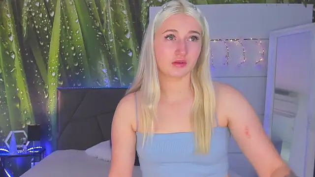 Snapshot of HollyTailors chatting on 11/18/25, 06:29 HollyTailors online show from 11/18/25, 06:29