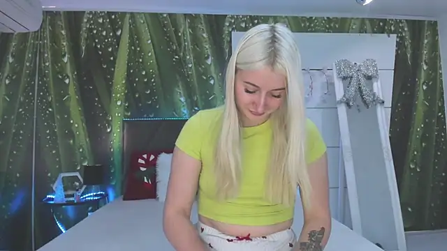 Snapshot of HollyTailors chatting on 12/14/25, 06:30 HollyTailors online show from 12/14/25, 06:30