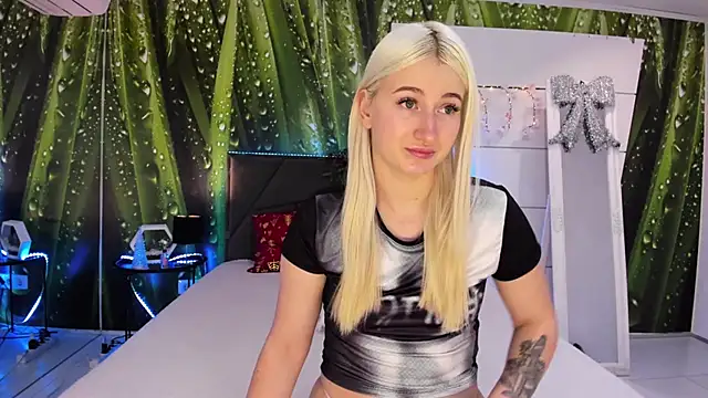 Snapshot of HollyTailors chatting on 12/16/25, 06:29 HollyTailors online show from 12/16/25, 06:29