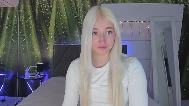 HollyTailors online show from 03/18/26, 06:27