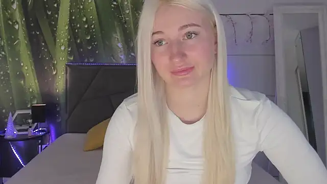 HollyTailors online show from 03/19/26, 06:28