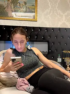 Snapshot of Emilia_Mausi chatting on 11/17/25, 06:24 Emilia Mausi online show from 11/17/25, 06:24