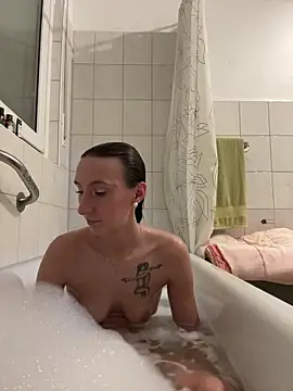 Snapshot of Emilia_Mausi chatting on 12/14/25, 07:51 Emilia Mausi online show from 12/14/25, 07:51