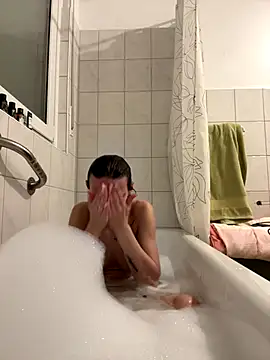 Snapshot of Emilia_Mausi chatting on 12/15/25, 08:13 Emilia Mausi online show from 12/15/25, 08:13