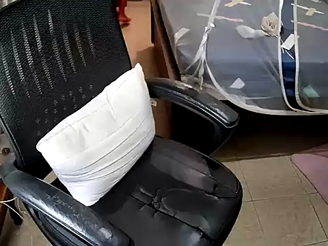 Snapshot of sissypamsissy chatting on 11/12/25, 01:44 sissypamsissy online show from 11/12/25, 01:44