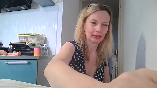Snapshot of Sweetmurrr chatting on 06/14/26, 02:35 Sweetmurrr online show from 06/14/26, 02:35