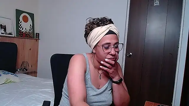 Snapshot of IVONNE_COLLINS33 chatting on 09/23/25, 02:58 IVONNE COLLINS33 online show from 09/23/25, 02:58